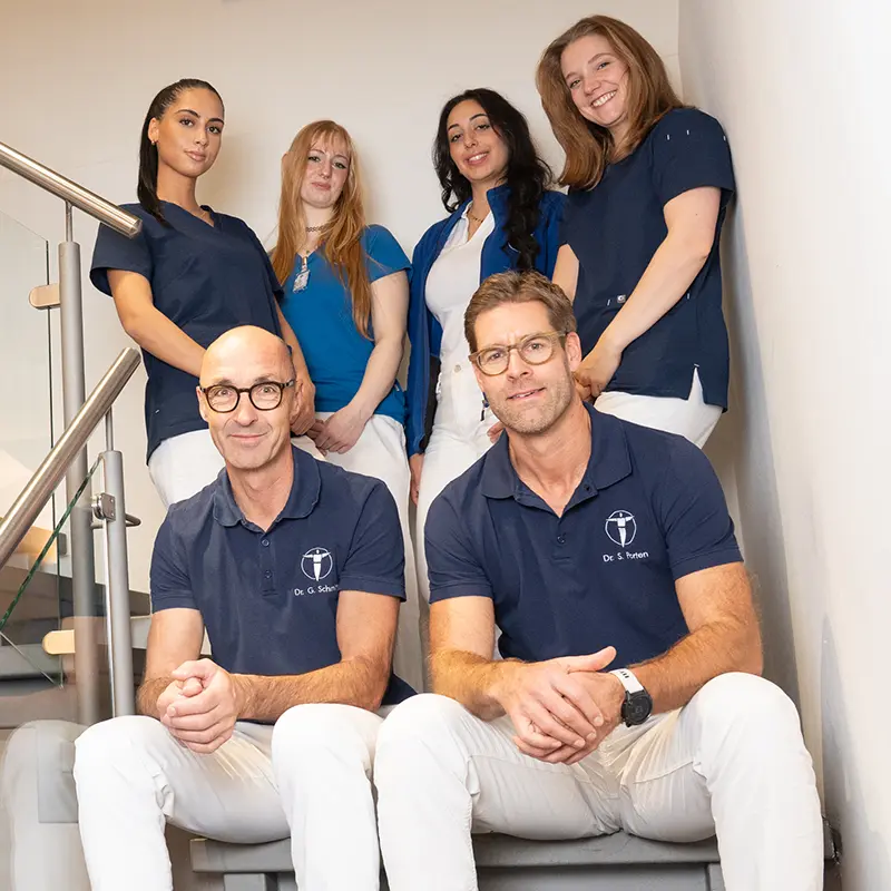 Praxis-Team auf Treppe